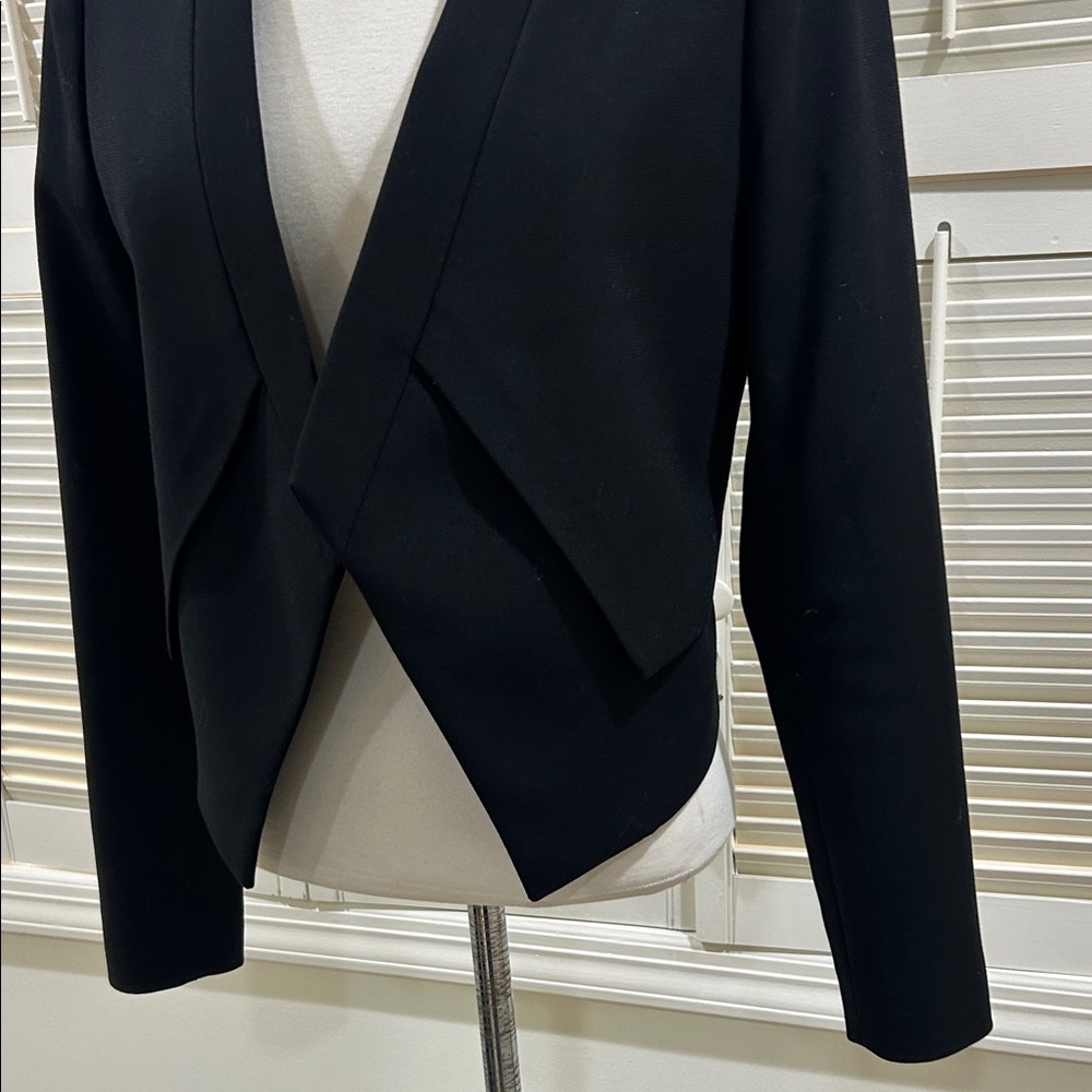 New BCBG Maxazria Elegant Black Women's Blazer in perfect condition - Picture 6 of 11